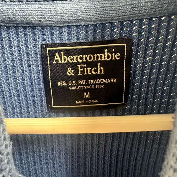 Men’s Abercrombie & Fitch Blue Cowl Neck Sweater with Button SZ M - Picture 3 of 3